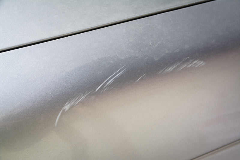 Guida alla riparazione dei graffi profondi sulla tua auto Image